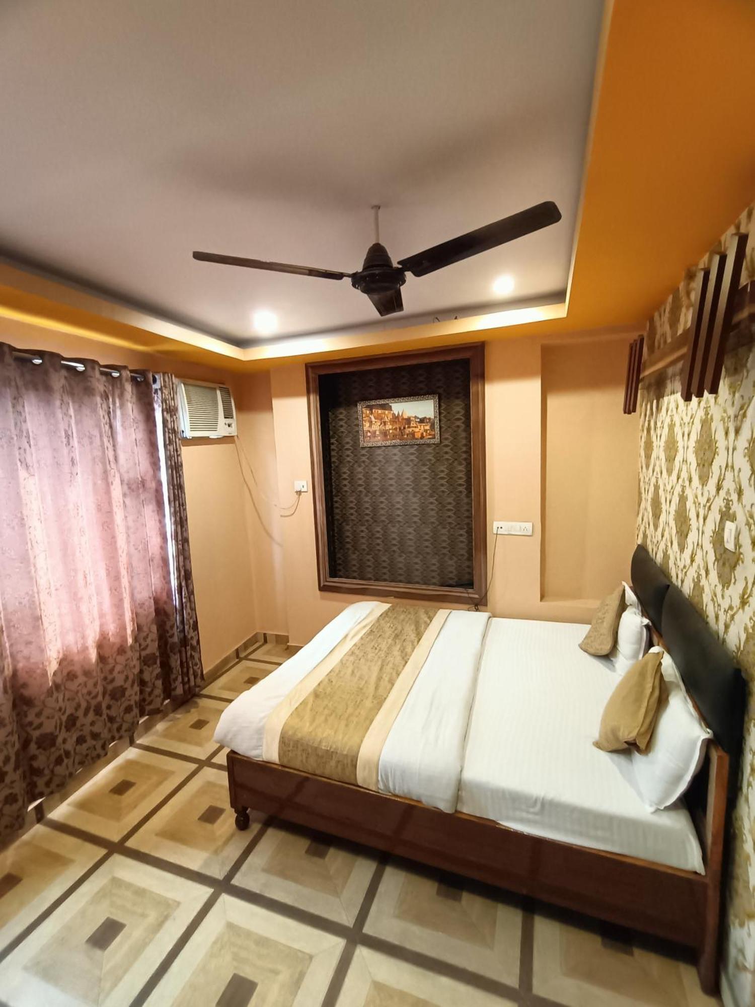 Hotel Picasso Varanasi Prime Location Bagian luar foto