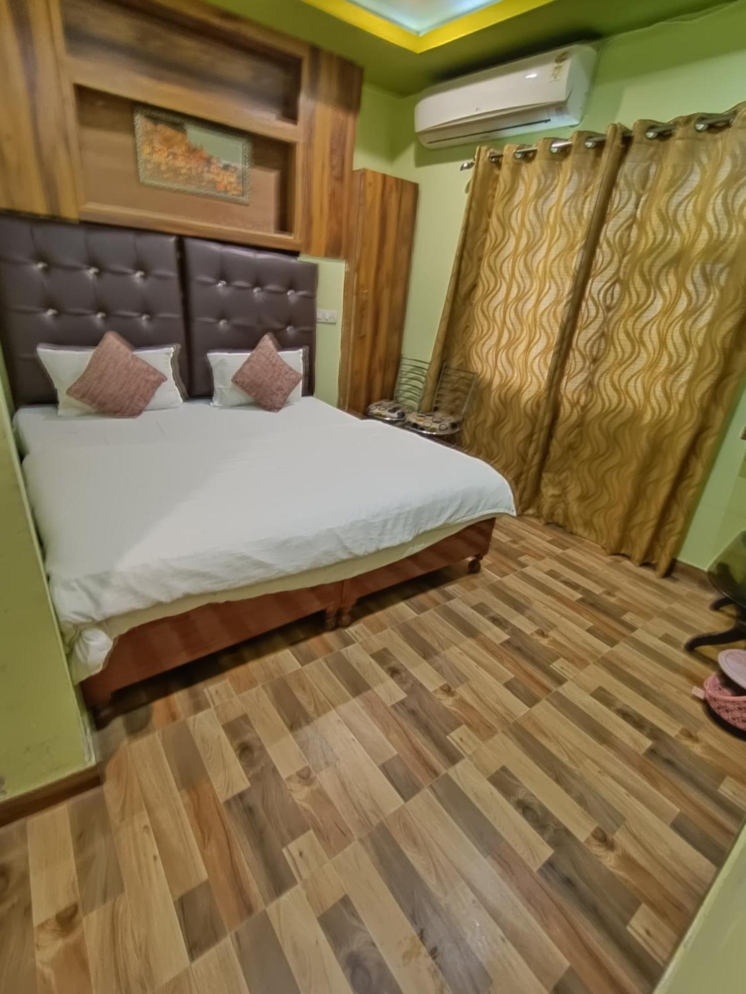 Hotel Picasso Varanasi Prime Location Bagian luar foto
