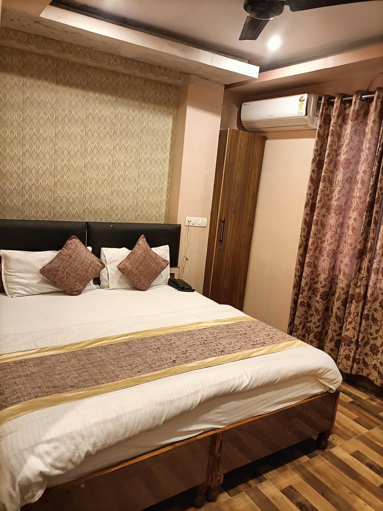 Hotel Picasso Varanasi Prime Location Bagian luar foto