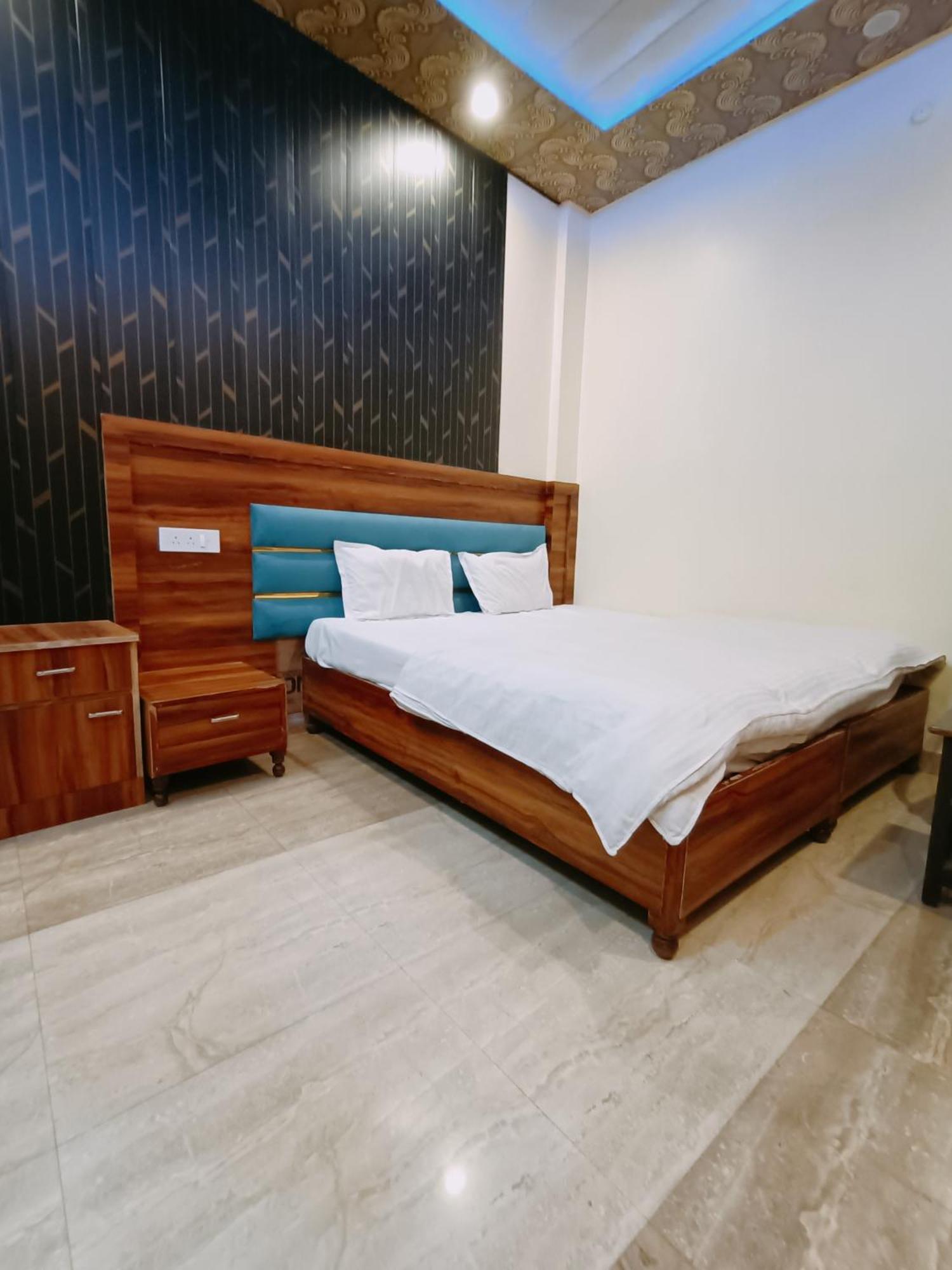 Hotel Picasso Varanasi Prime Location Bagian luar foto