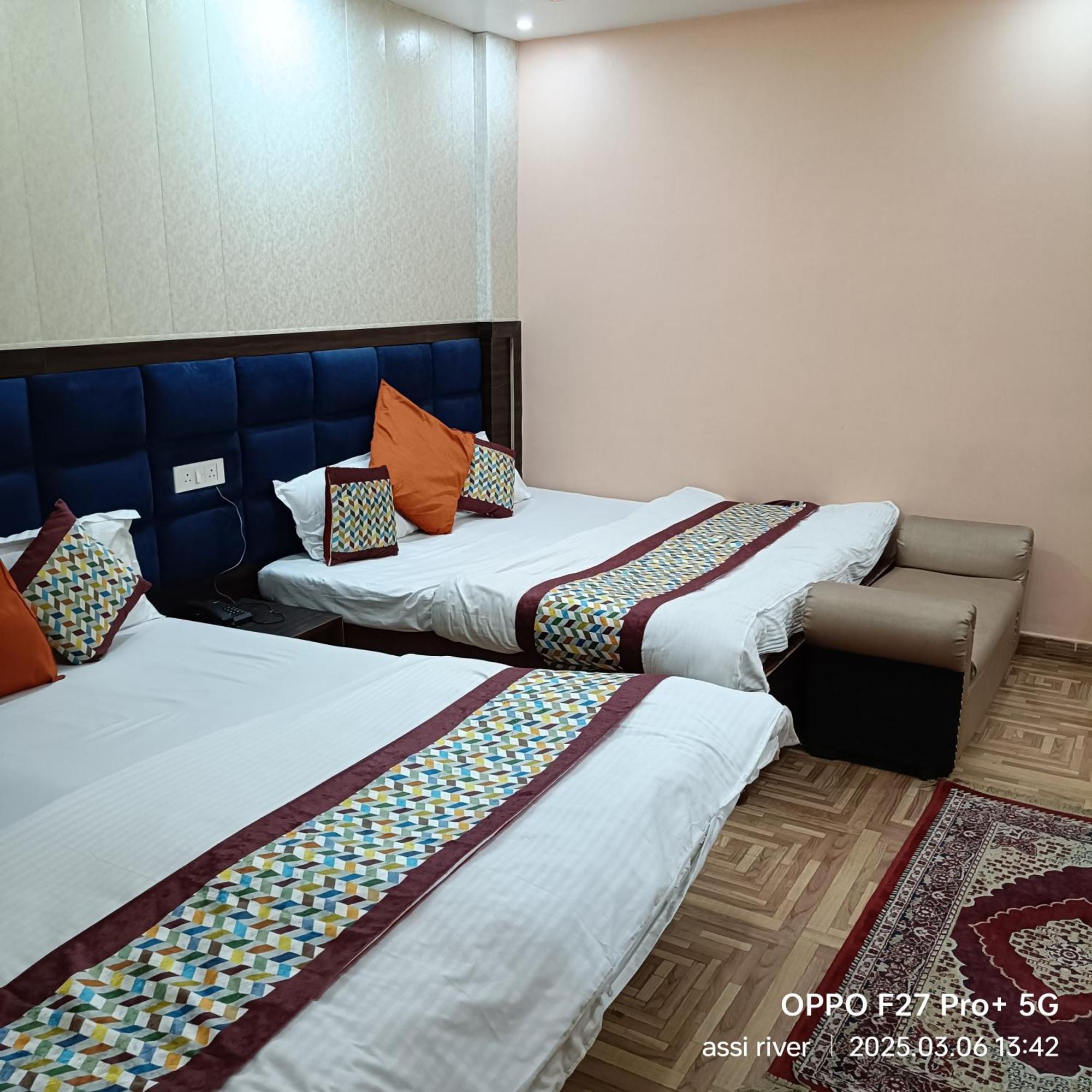 Hotel Picasso Varanasi Prime Location Bagian luar foto