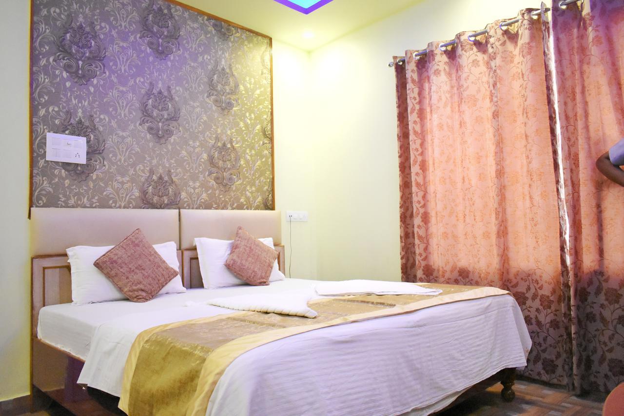 Hotel Picasso Varanasi Prime Location Bagian luar foto