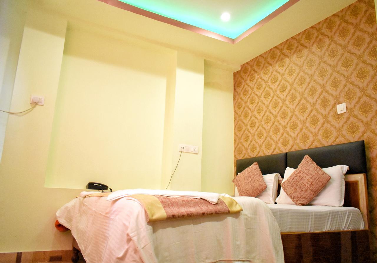 Hotel Picasso Varanasi Prime Location Bagian luar foto